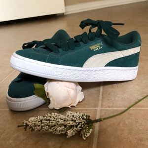 hunter green suede pumas 😍